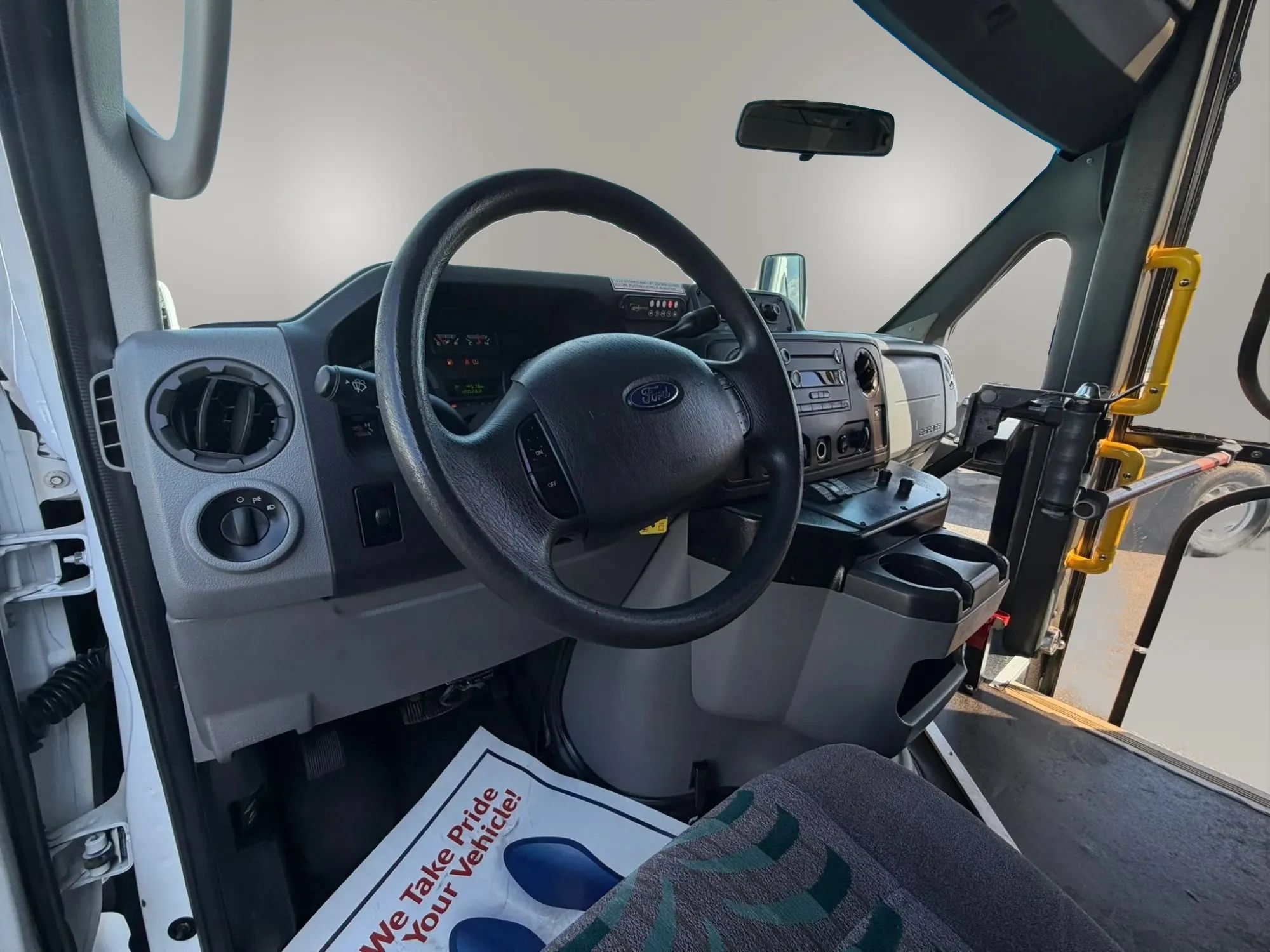 Used 2011 Ford E-350 and Econoline 350 Extended Super Duty RWD image 16