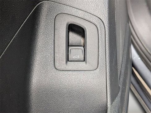 Used 2020 Volkswagen Atlas Cross Sport SE image 23