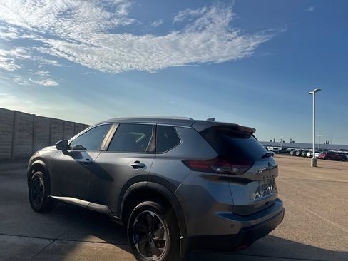 Used 2024 Nissan Rogue SV w/ SV Premium Package FWD image 13