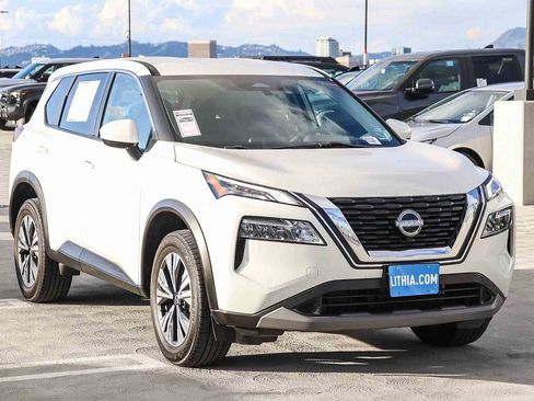 Used 2023 Nissan Rogue SV image 3