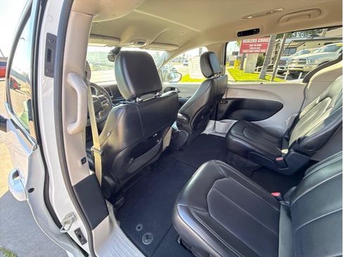 Used 2023 Chrysler Pacifica Touring-L FWD image 9