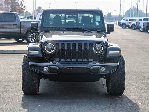 Used 2023 Jeep Gladiator Overland image 2