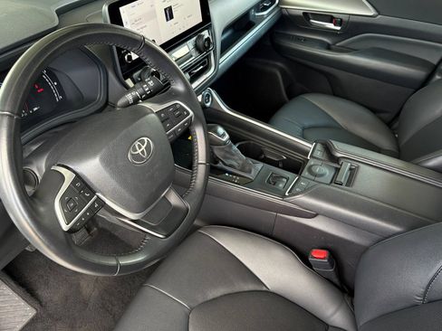 Used 2025 Toyota Grand Highlander FWD image 12