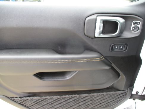Used 2025 Jeep Wrangler Unlimited Sahara AWD/4WD image 32