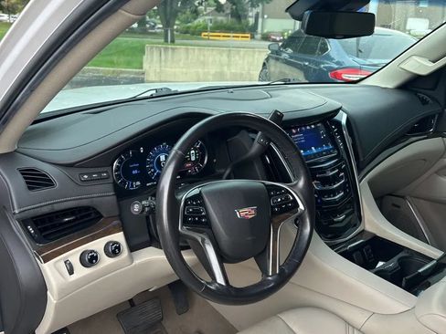 Used 2018 Cadillac Escalade ESV Luxury AWD/4WD image 13