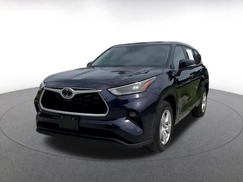 Used 2025 Toyota Highlander LE FWD image 7