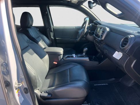 Used 2019 Toyota Tacoma TRD Sport image 15