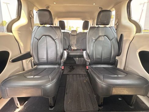 Used 2019 Chrysler Pacifica Touring-L FWD image 30
