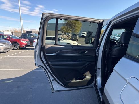 Used 2024 Jeep Grand Cherokee L Limited w/ Luxury Tech Group II image 17