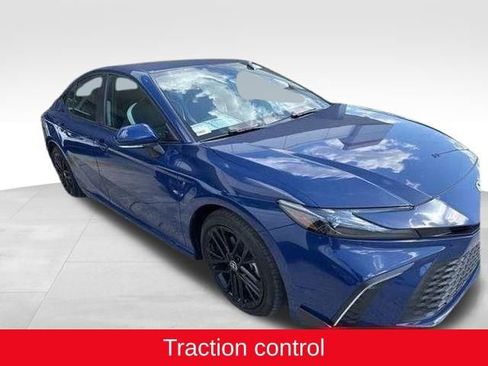 Used 2025 Toyota Camry SE w/ Convenience Package image 3
