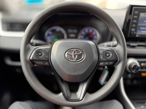 Used 2021 Toyota RAV4 LE image 11