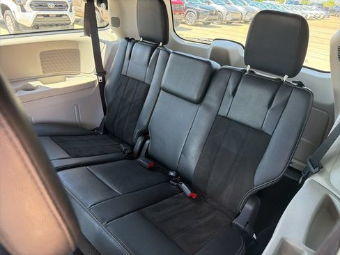 Used 2019 Dodge Grand Caravan SXT w/ Rear Park Assist Package FWD image 23