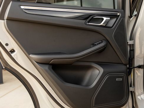 Certified 2025 Porsche Macan AWD/4WD image 33