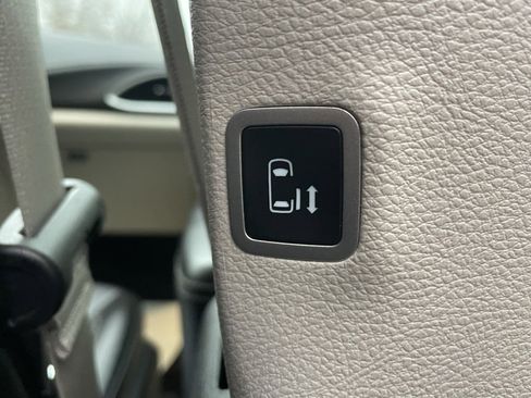 Used 2024 Chrysler Pacifica Touring-L image 17