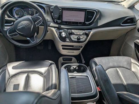 Used 2023 Chrysler Pacifica Touring-L FWD image 16