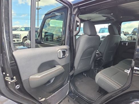 Used 2025 Jeep Wrangler Unlimited Sahara AWD/4WD image 10