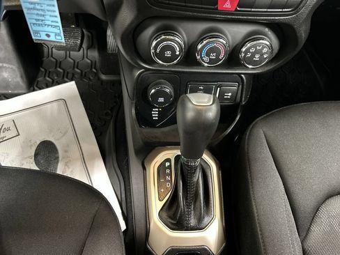 Used 2015 Jeep Renegade Latitude AWD/4WD image 17