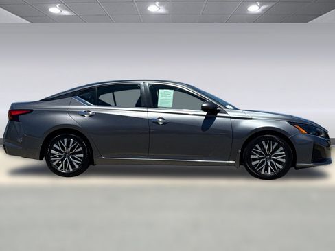 Used 2023 Nissan Altima 2.5 SV FWD image 8