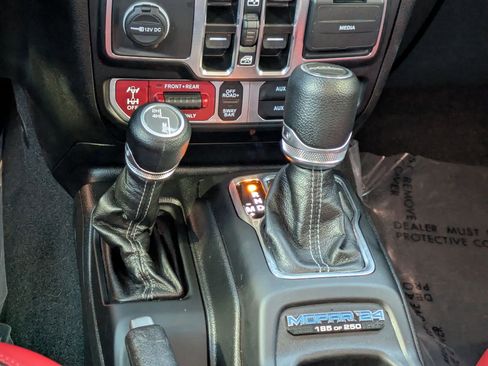 Used 2024 Jeep Gladiator Rubicon w/ Technology Group image 20