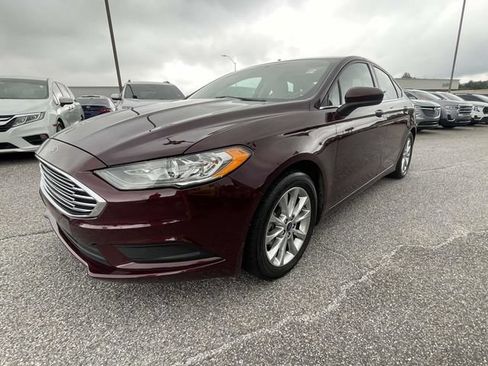 Used 2017 Ford Fusion SE w/ Fusion SE Technology Package FWD image 9