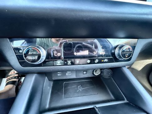 Used 2024 Mitsubishi Outlander SE image 18