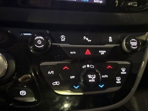 Used 2018 Chrysler Pacifica Touring-L Plus image 17