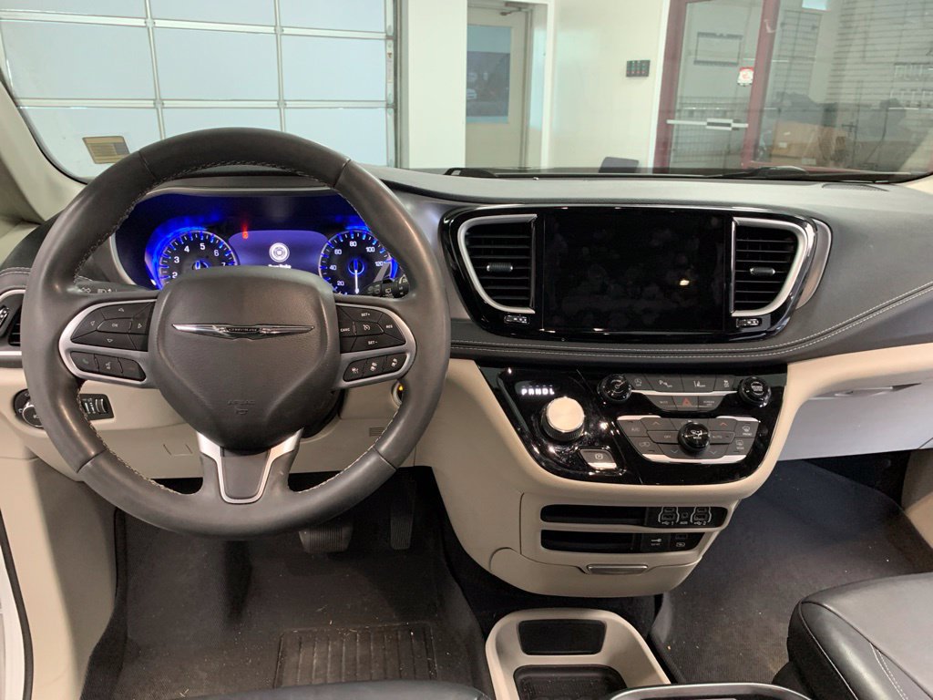 Used 2022 Chrysler Pacifica Touring-L FWD image 8