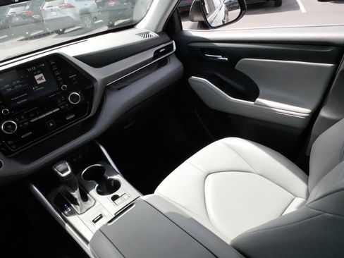 Certified 2021 Toyota Highlander XLE FWD image 11