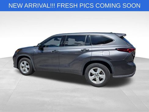 Used 2022 Toyota Highlander LE FWD image 4