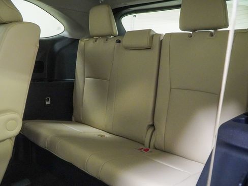 Used 2024 Toyota Highlander XLE AWD/4WD image 42