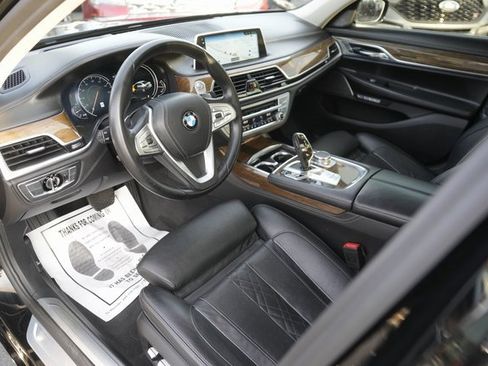 Used 2016 BMW 740i image 8