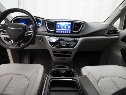 Used 2018 Chrysler Pacifica Touring-L w/ Tire & Wheel Group image 5