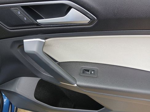 Used 2018 Volkswagen Tiguan SE w/ Panoramic Sunroof Package FWD image 24