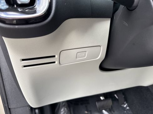 Used 2025 Volvo XC40 B5 Plus w/ Protection Package Premier image 36