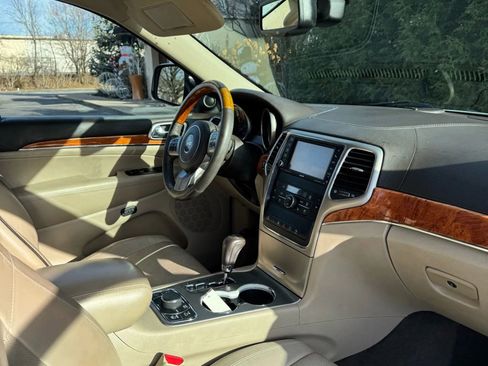 Used 2013 Jeep Grand Cherokee Overland image 9