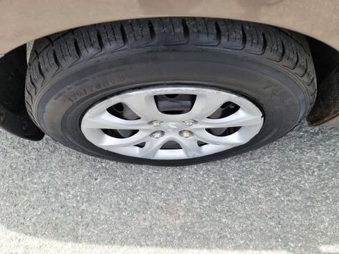 Used 2012 Hyundai Accent GLS FWD image 24