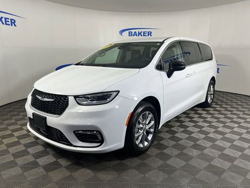 Used 2024 Chrysler Pacifica Touring-L AWD/4WD image 1