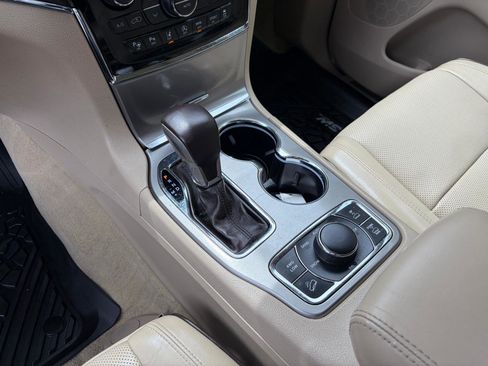 Used 2020 Jeep Grand Cherokee Overland AWD/4WD image 25