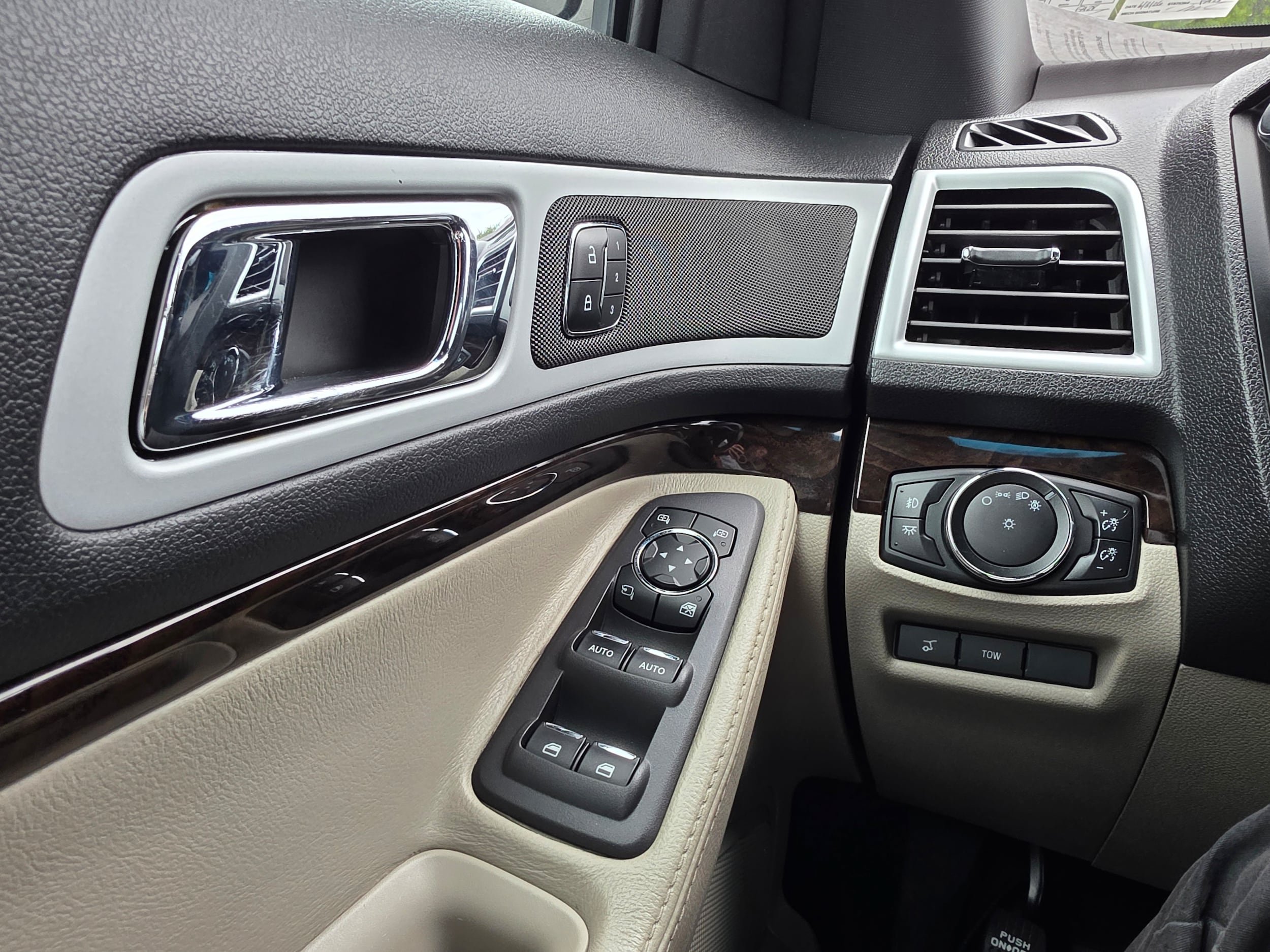 Used 2014 Ford Explorer Limited w/ Equipment Group 301A AWD/4WD image 18