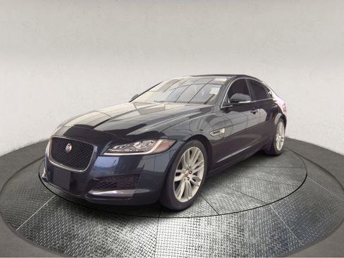 Used 2017 Jaguar XF Prestige image 3