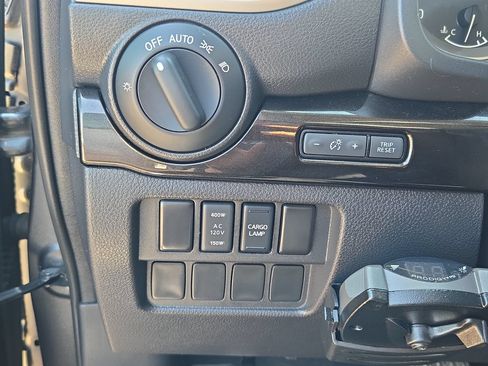 Used 2018 Nissan Titan SV w/ SV Convenience Package RWD image 14