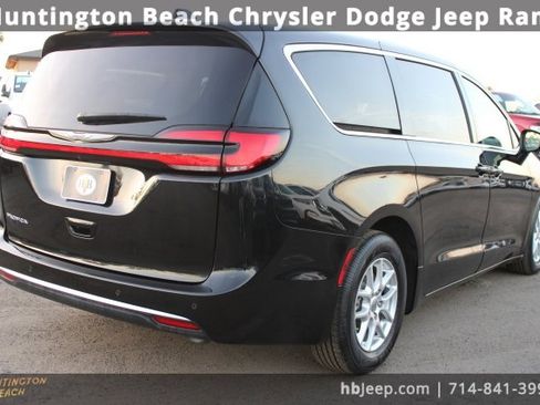 Used 2023 Chrysler Pacifica Touring-L image 6