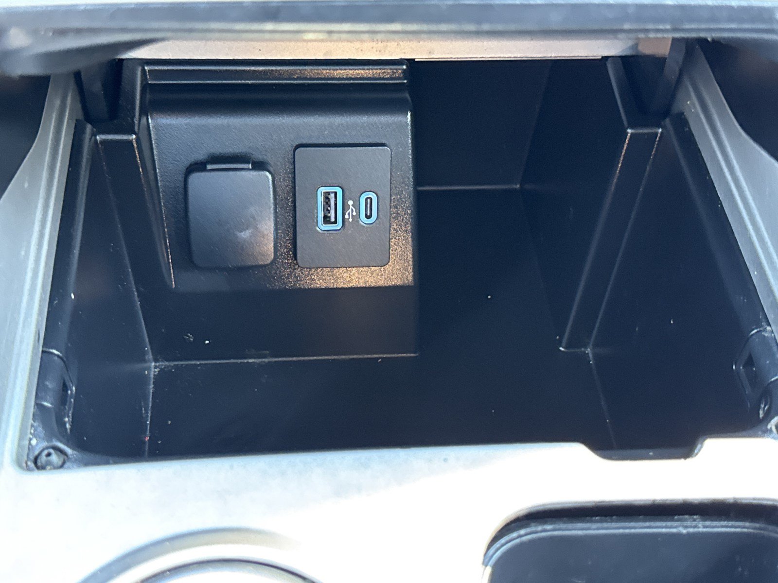 Used 2023 Ford Explorer XLT RWD image 28