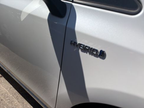 Used 2017 Toyota Prius V Three FWD image 4