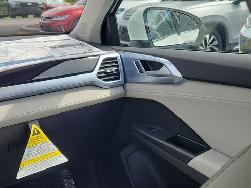 New 2026 Volkswagen Taos SE FWD image 4