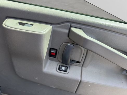 Used 2017 Chevrolet Express 2500 RWD image 16