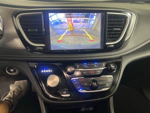 Certified 2025 Chrysler Pacifica Limited FWD image 22