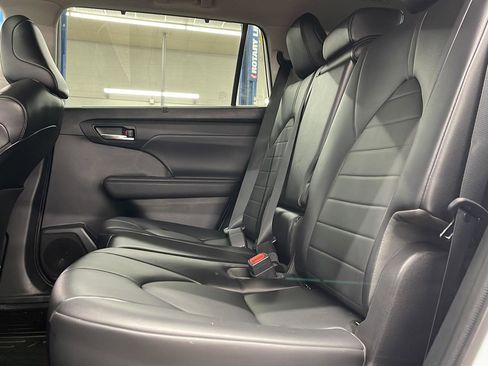 Used 2022 Toyota Highlander XLE image 19