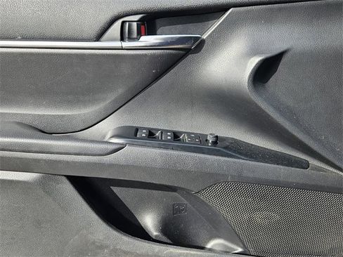 Used 2020 Toyota Camry LE image 9