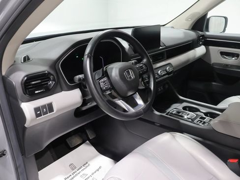 Used 2025 Honda Pilot Touring image 17